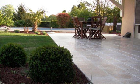 Terrasse bois, béton et pierre